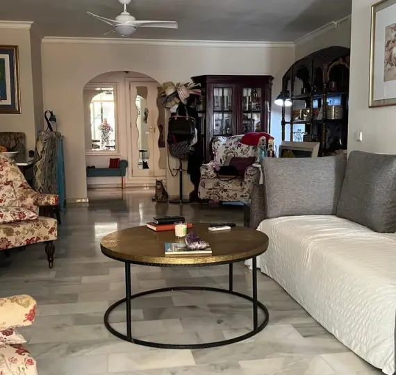 Sale of middle floor apartment in Puerto Banús