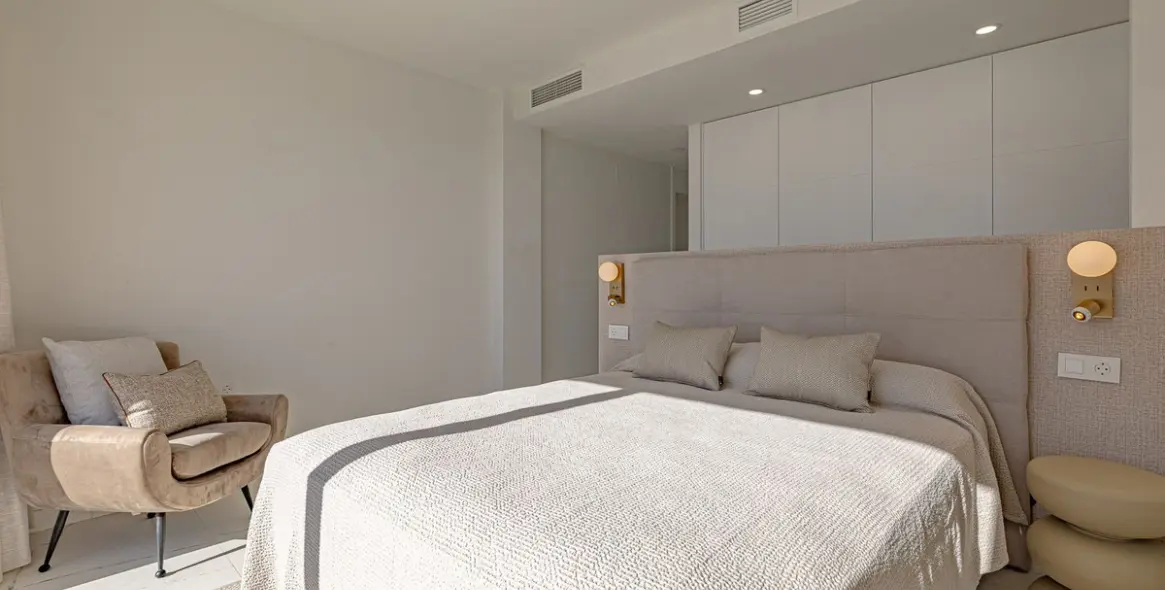 Sale of middle floor apartment in Casares Playa 11