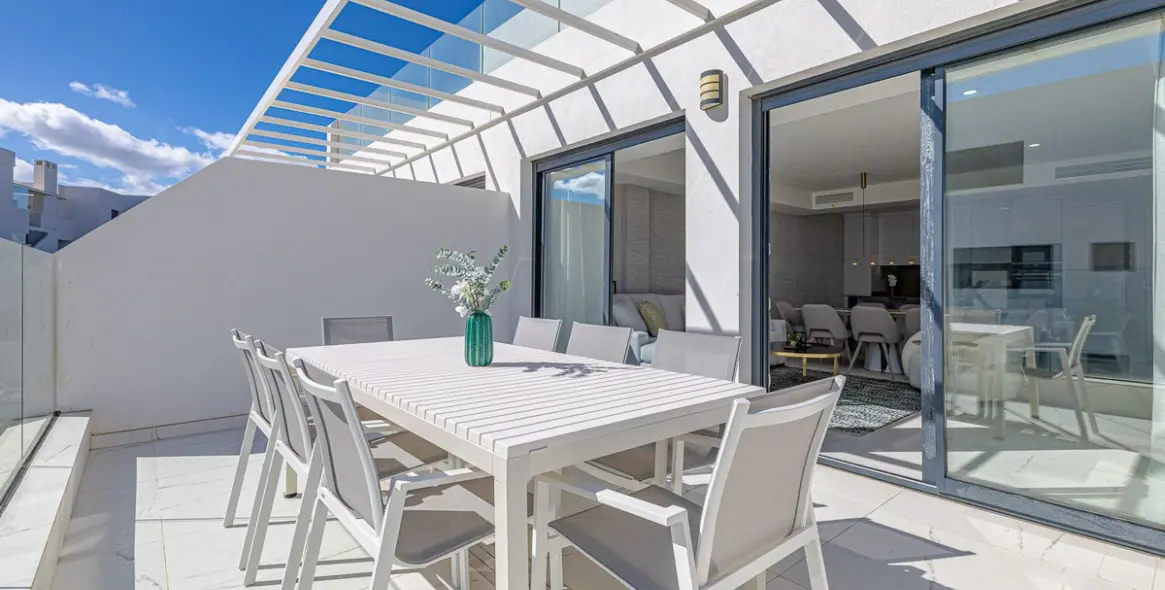 Sale of middle floor apartment in Casares Playa 17