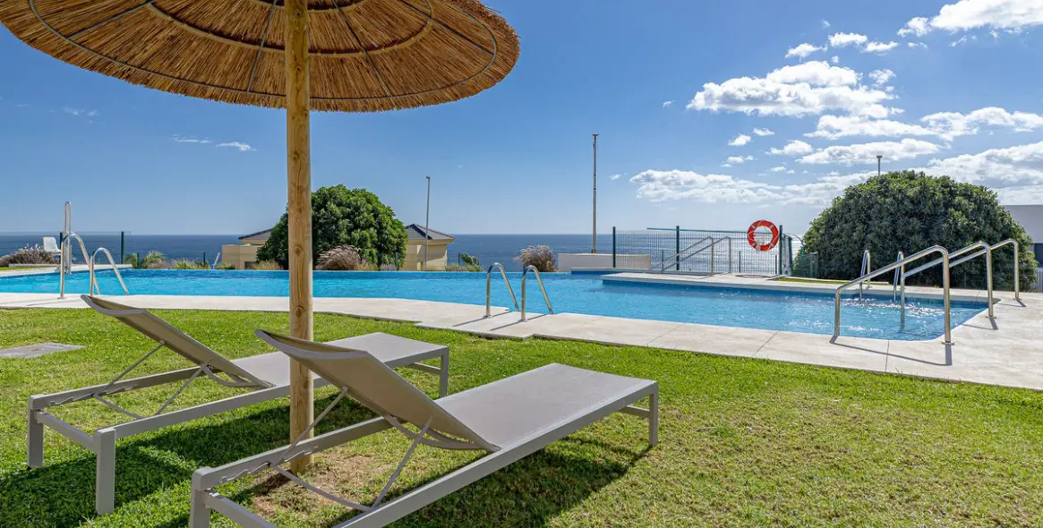 Sale of middle floor apartment in Casares Playa 23