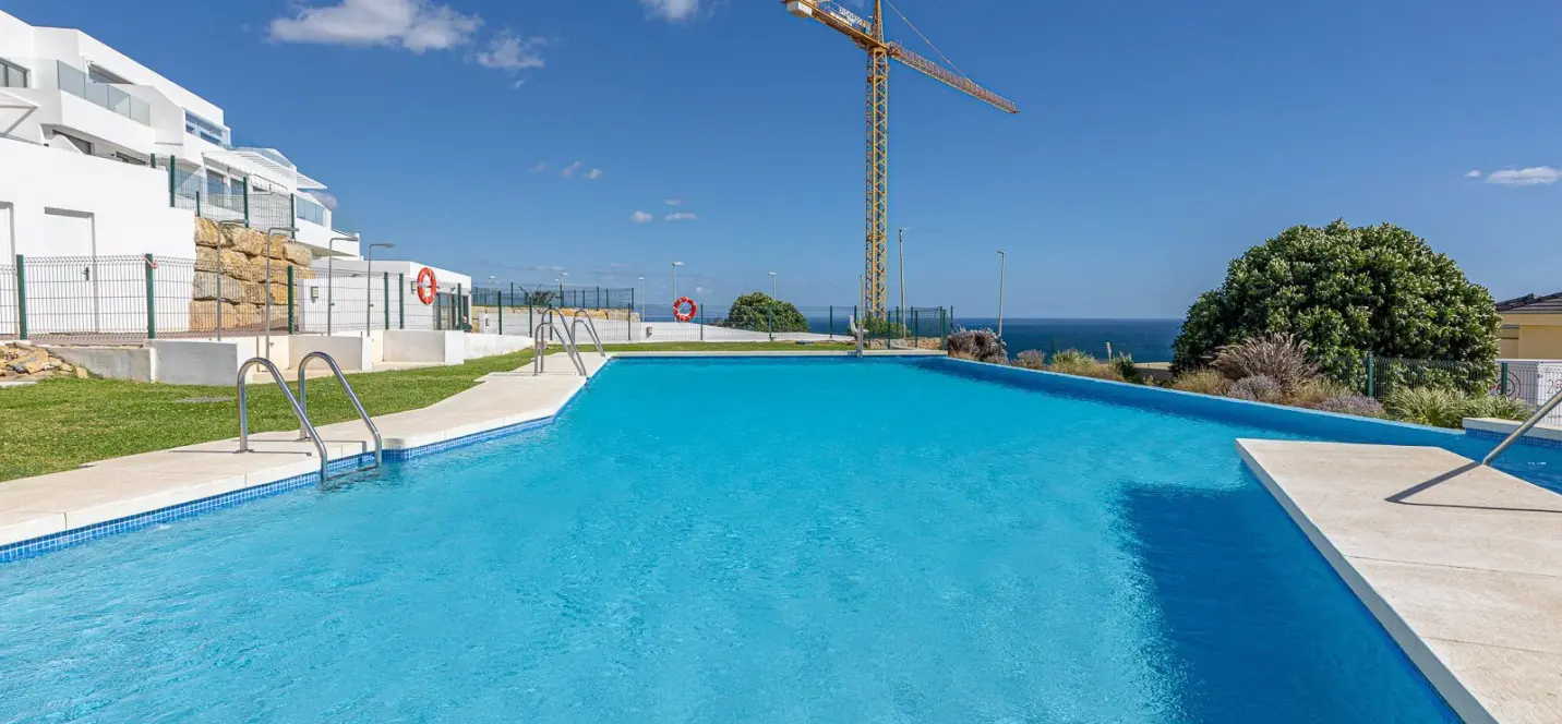 Sale of middle floor apartment in Casares Playa 1