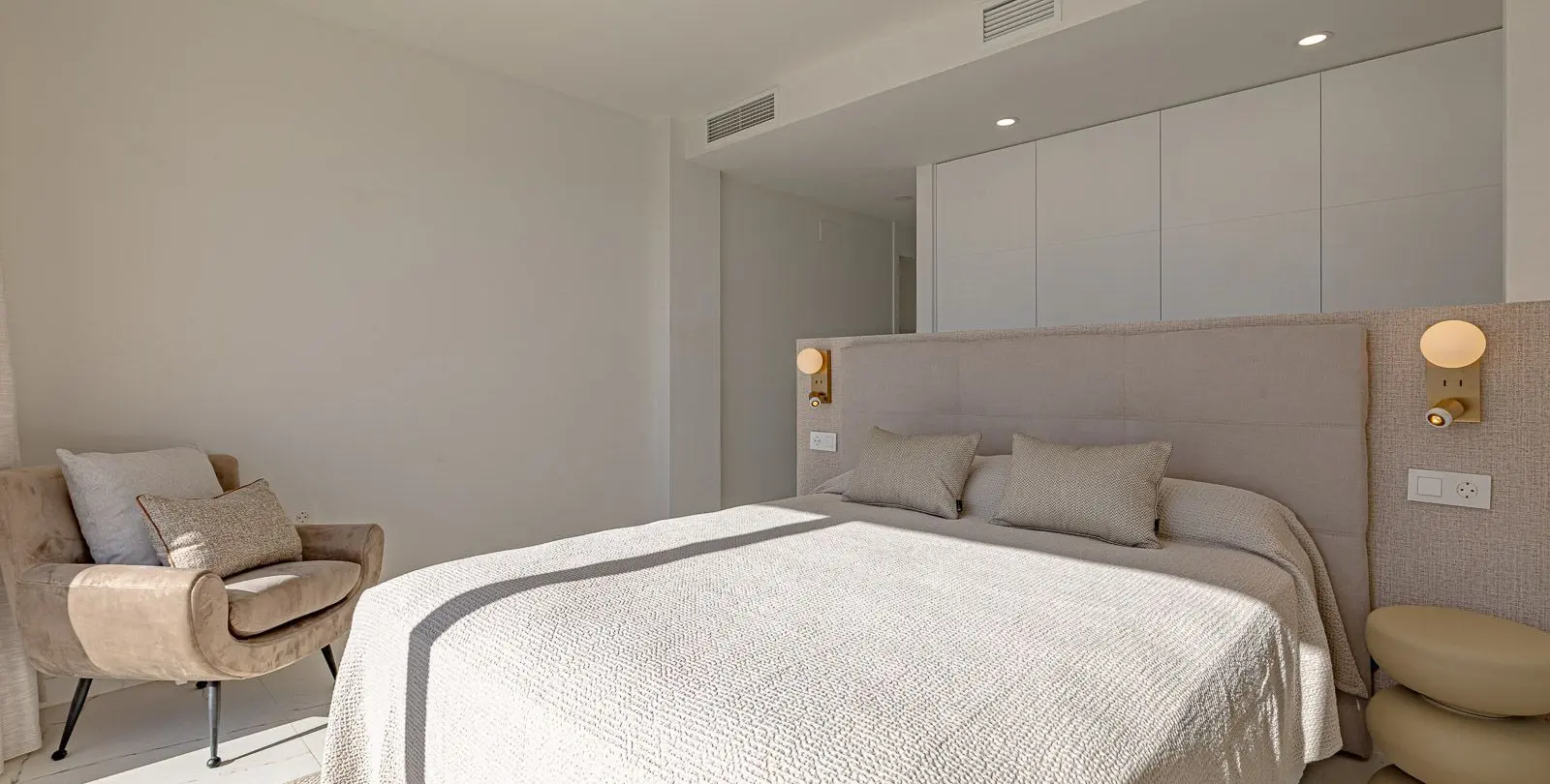 Sale of middle floor apartment in Casares Playa 14
