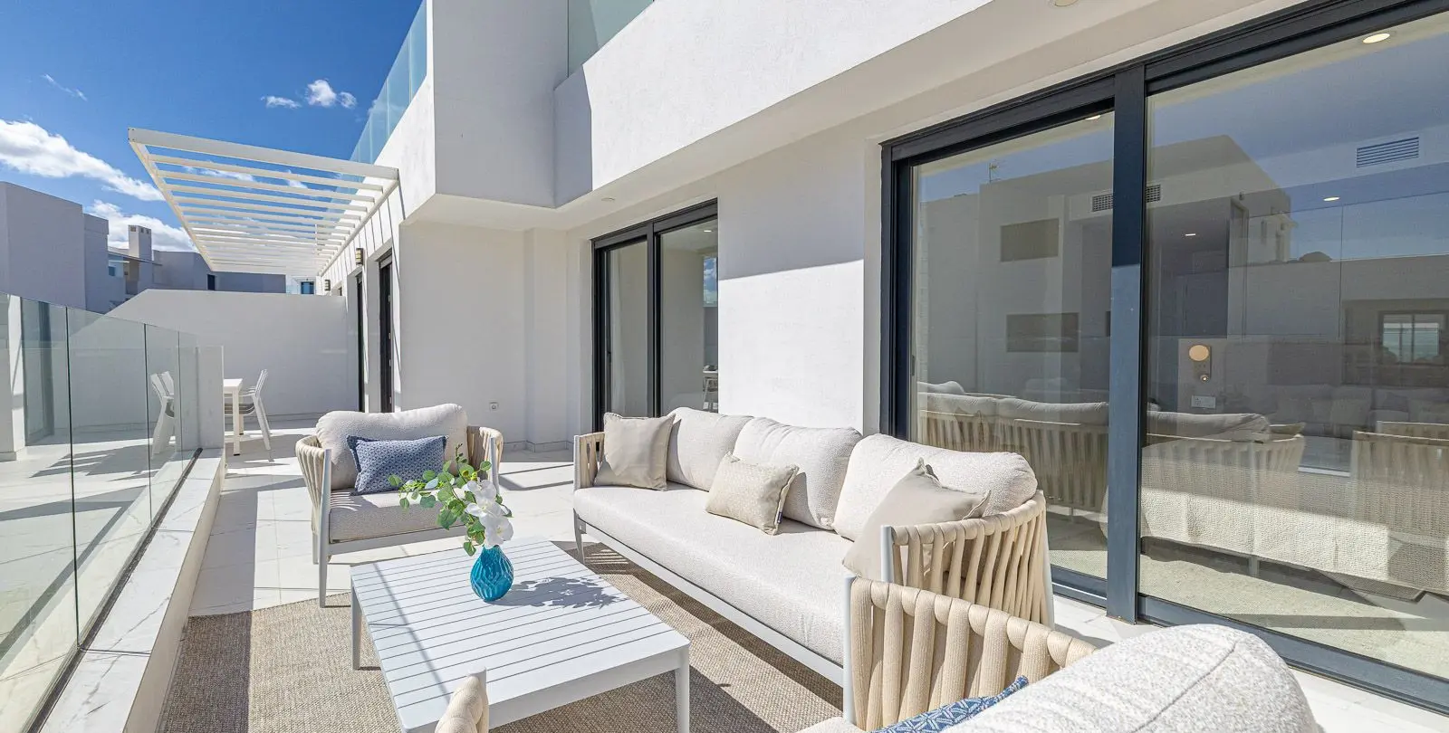 Sale of middle floor apartment in Casares Playa 22