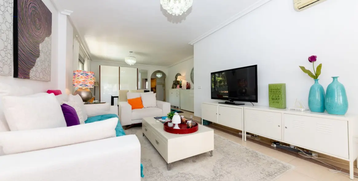 Sale of middle floor apartment in Nueva Andalucía 3