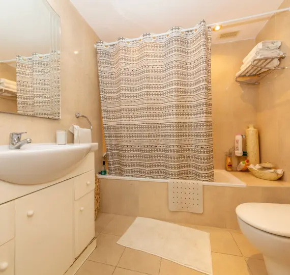 Sale of middle floor apartment in Nueva Andalucía