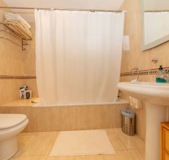 Sale of middle floor apartment in Nueva Andalucía