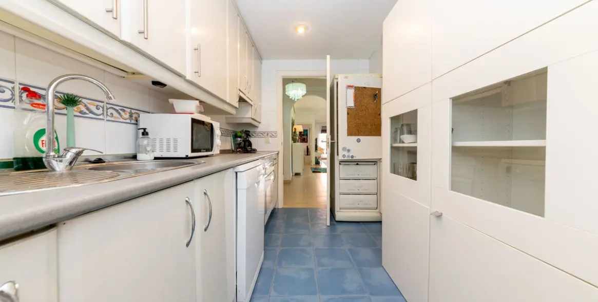 Sale of middle floor apartment in Nueva Andalucía 13