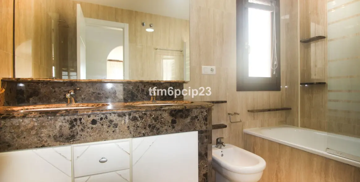 Sale of townhouse in La Duquesa 24