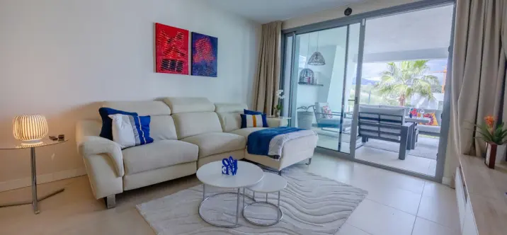 Venta de apartamento en planta media en Selwo 0