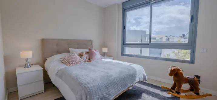 Venta de apartamento en planta media en Selwo 1