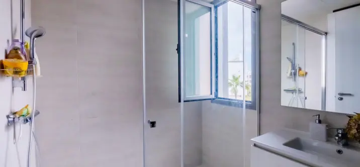 Venta de apartamento en planta media en Selwo 4