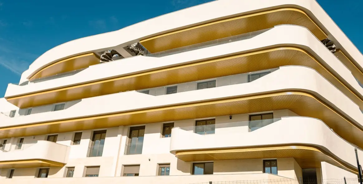 Sale of middle floor apartment in Estepona 1