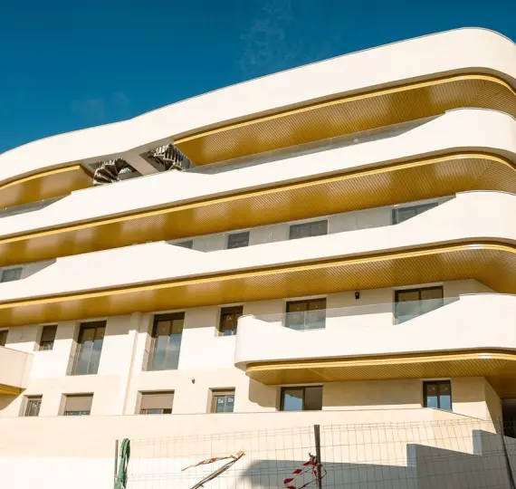 Sale of middle floor apartment in Estepona