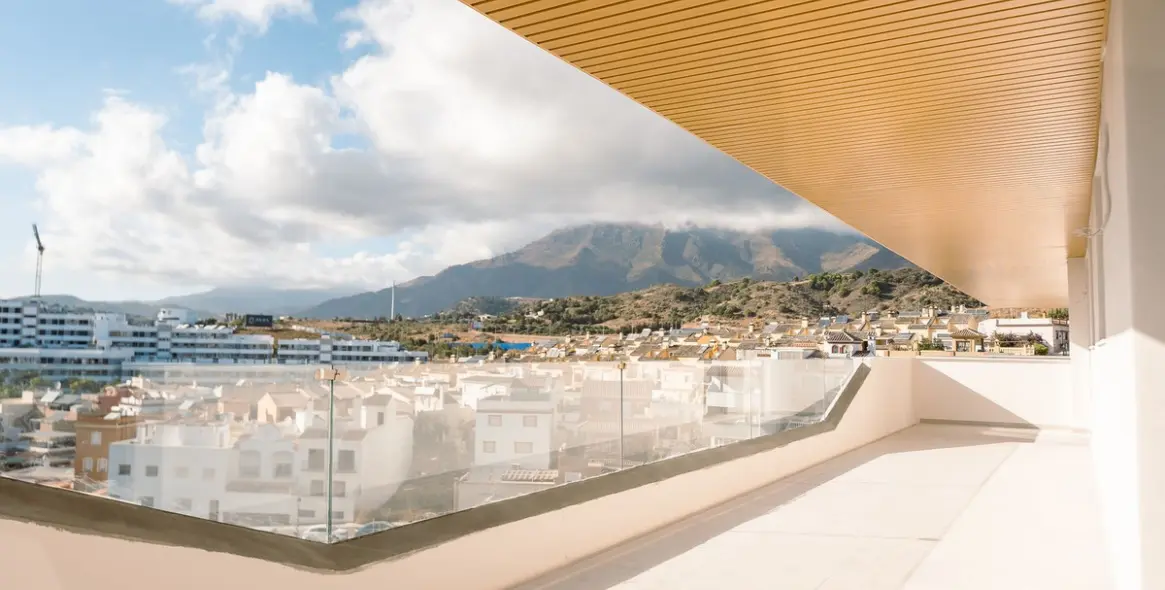 Sale of middle floor apartment in Estepona 2