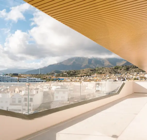 Sale of middle floor apartment in Estepona