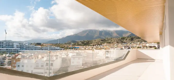 Sale of middle floor apartment in Estepona 1