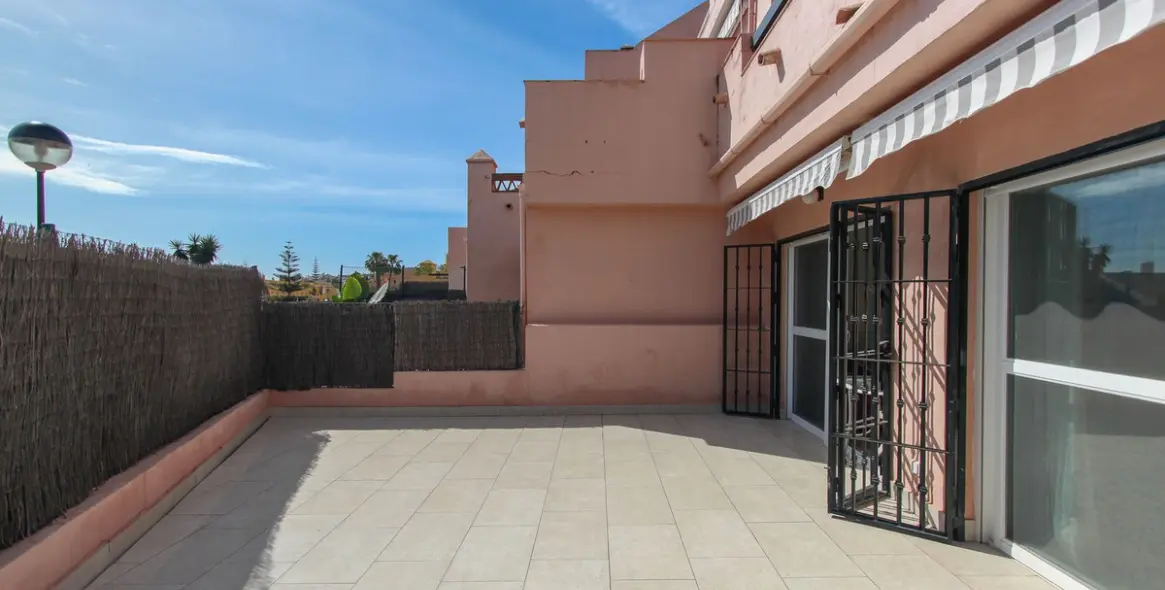 Venta de apartamento en planta baja en Guadalmina Alta 8