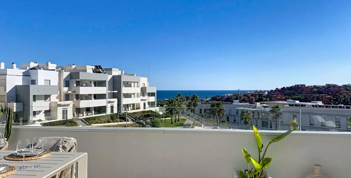 Sale of penthouse duplex in Estepona 16