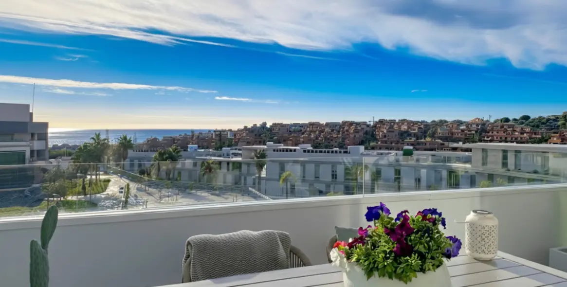 Sale of penthouse duplex in Estepona 18