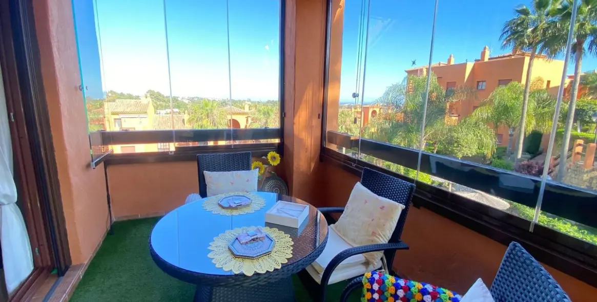 Sale of middle floor apartment in Benahavís 1