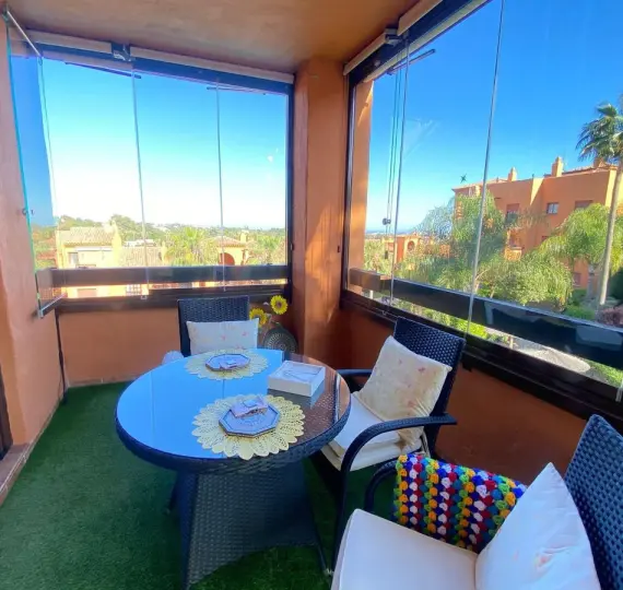 Sale of middle floor apartment in Benahavís