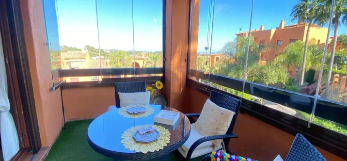 Sale of middle floor apartment in Benahavís 0