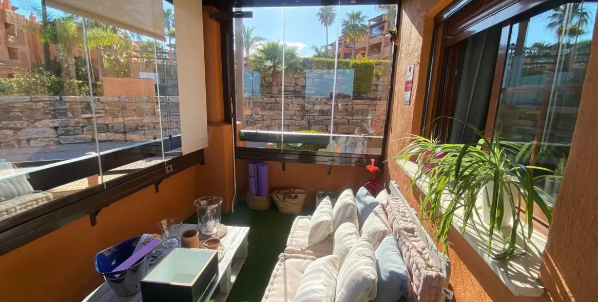 Sale of middle floor apartment in Benahavís 2