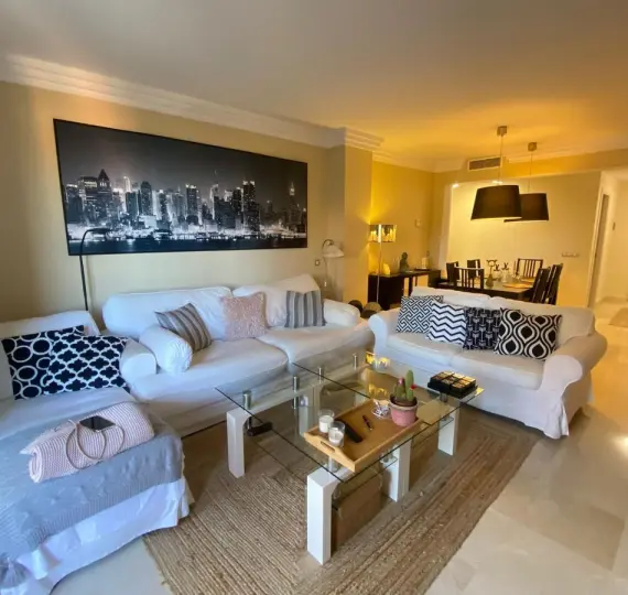 Sale of middle floor apartment in Benahavís