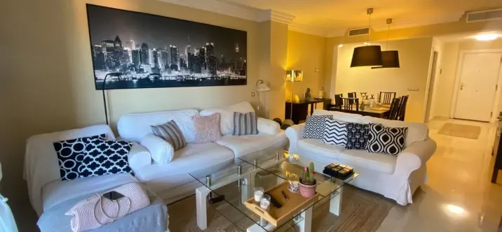 Sale of middle floor apartment in Benahavís 2