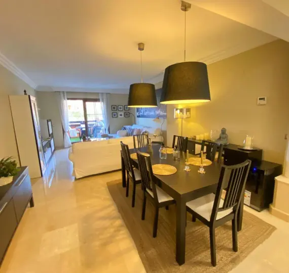 Sale of middle floor apartment in Benahavís