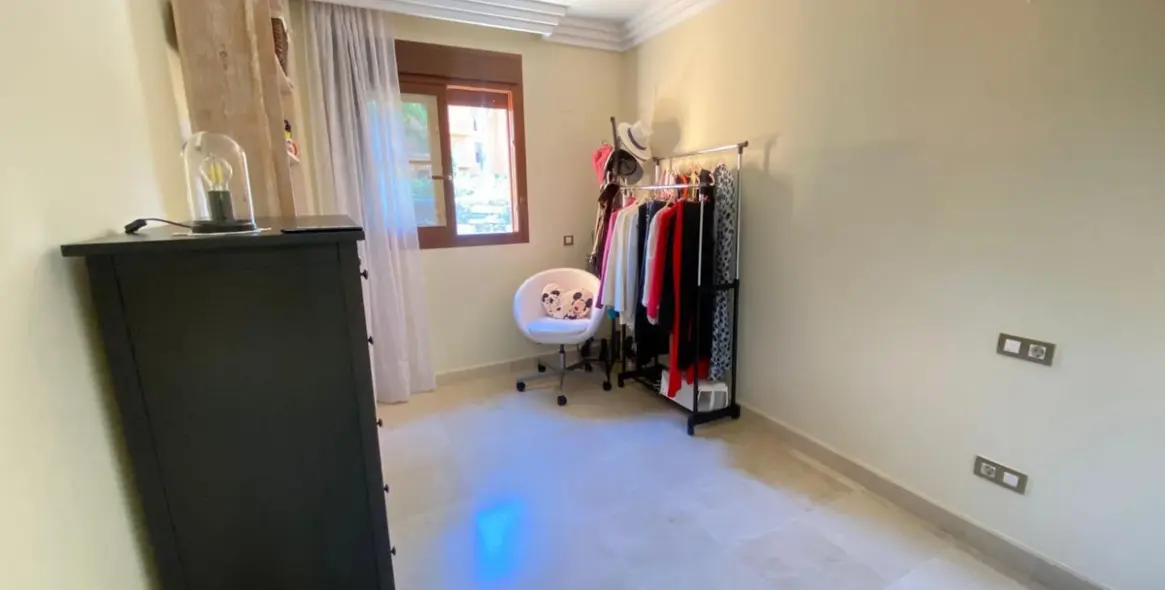 Sale of middle floor apartment in Benahavís 8