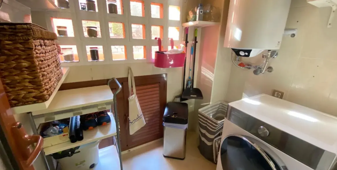 Sale of middle floor apartment in Benahavís 10