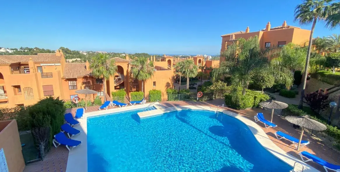 Sale of middle floor apartment in Benahavís 11