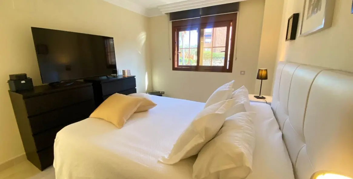 Sale of middle floor apartment in Benahavís 12