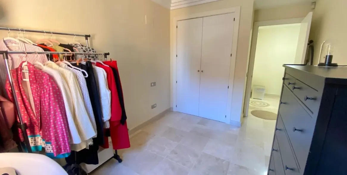 Sale of middle floor apartment in Benahavís 17