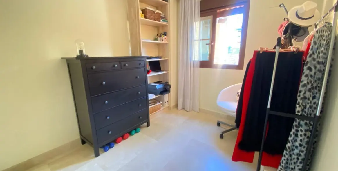 Sale of middle floor apartment in Benahavís 18