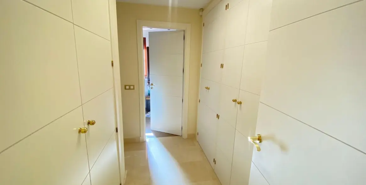 Sale of middle floor apartment in Benahavís 19