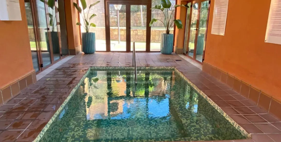 Venta de apartamento en planta media en Benahavís 22