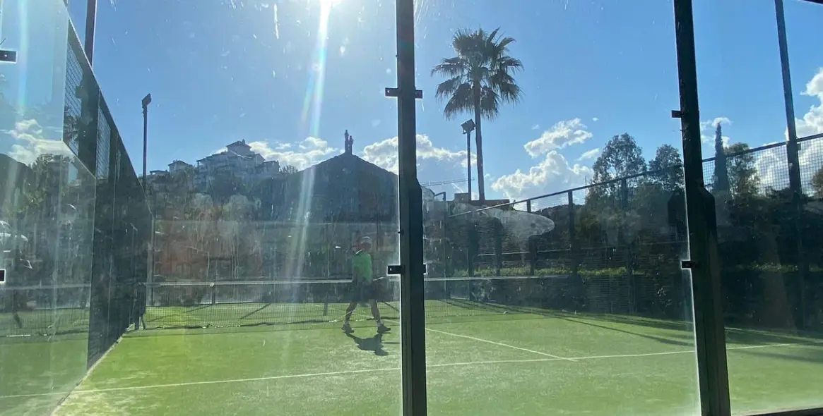 Venta de apartamento en planta media en Benahavís 25