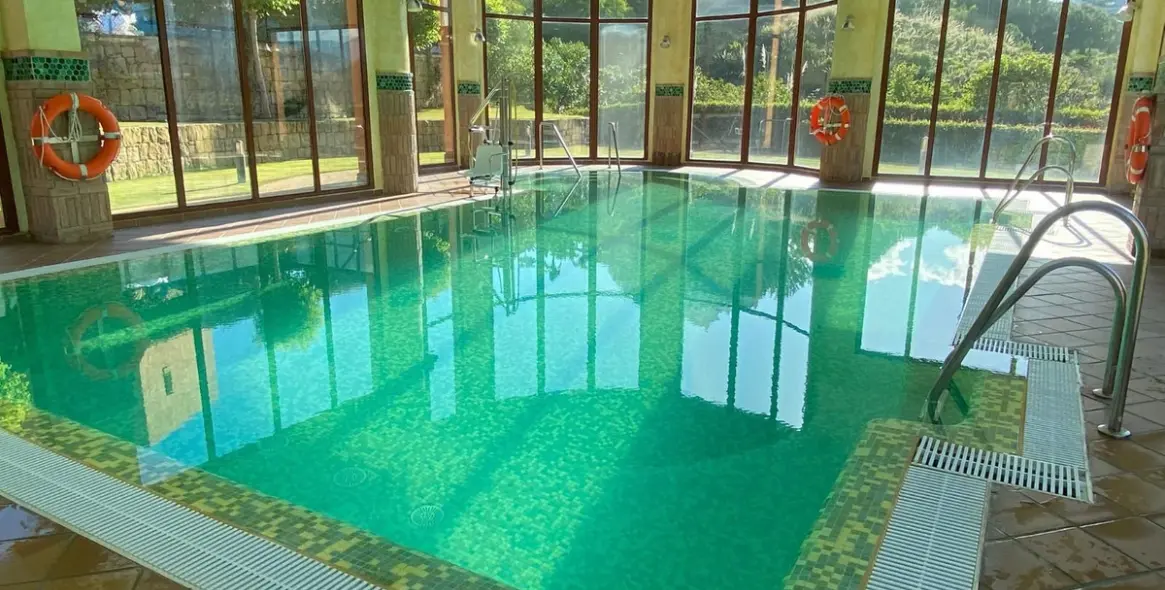 Venta de apartamento en planta media en Benahavís 26