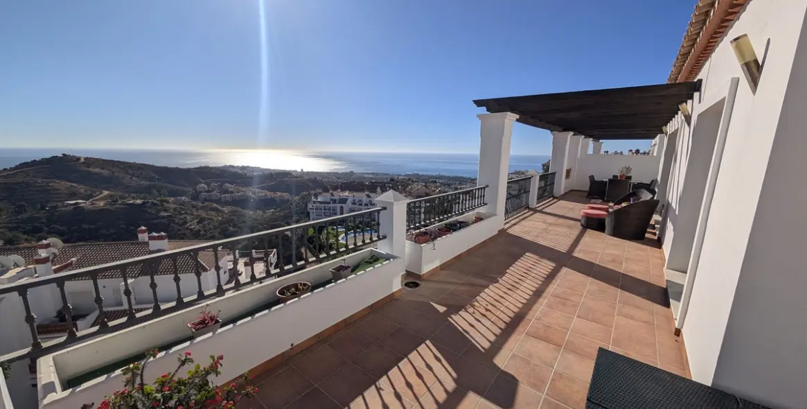Sale of penthouse in Calahonda 1