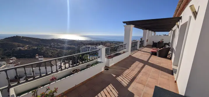 Sale of penthouse in Calahonda 0
