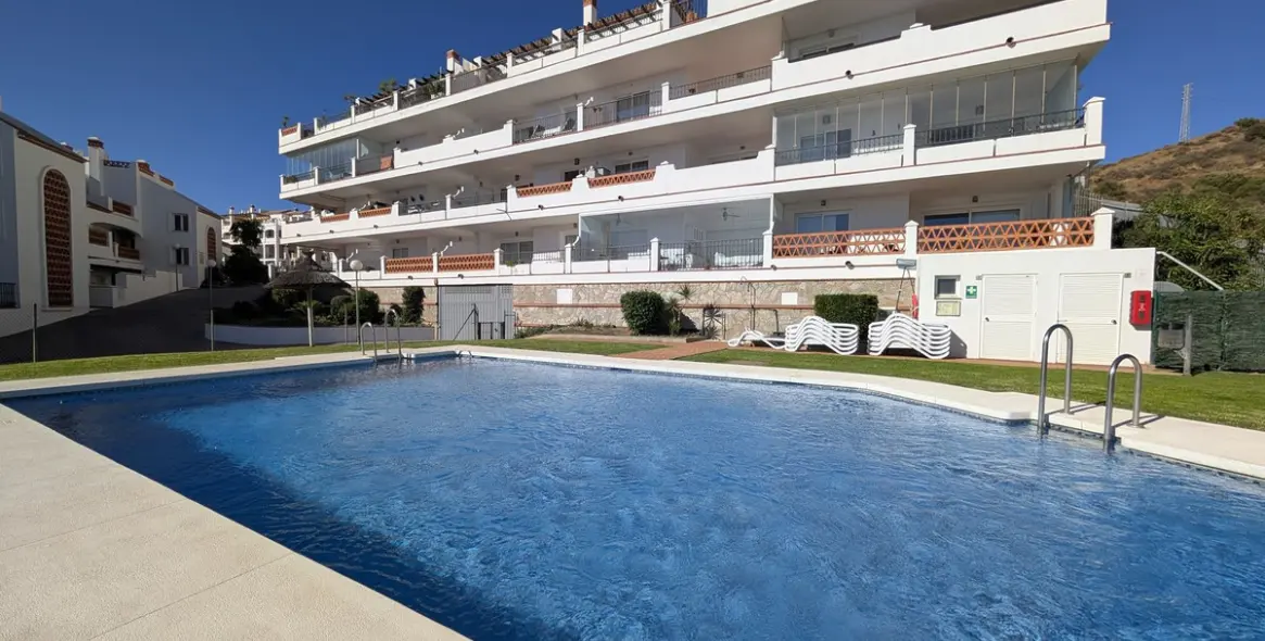 Sale of penthouse in Calahonda 2