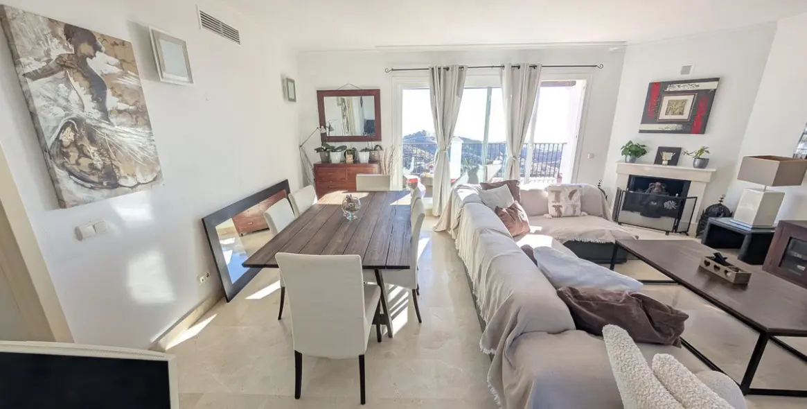Sale of penthouse in Calahonda 3