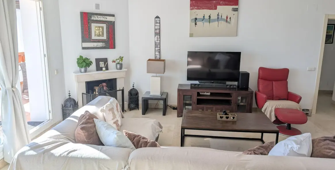 Sale of penthouse in Calahonda 4