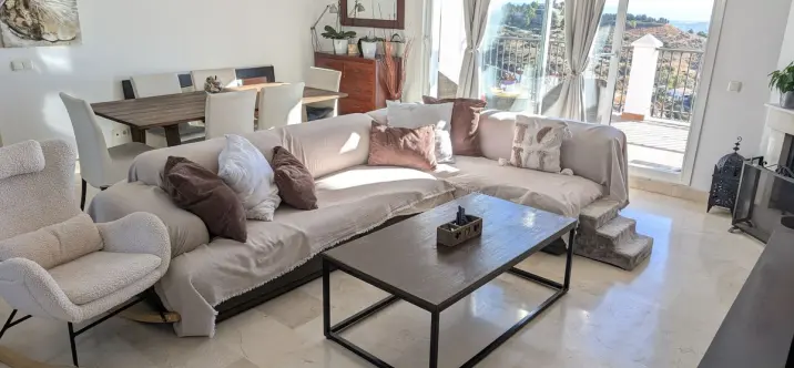 Sale of penthouse in Calahonda 4