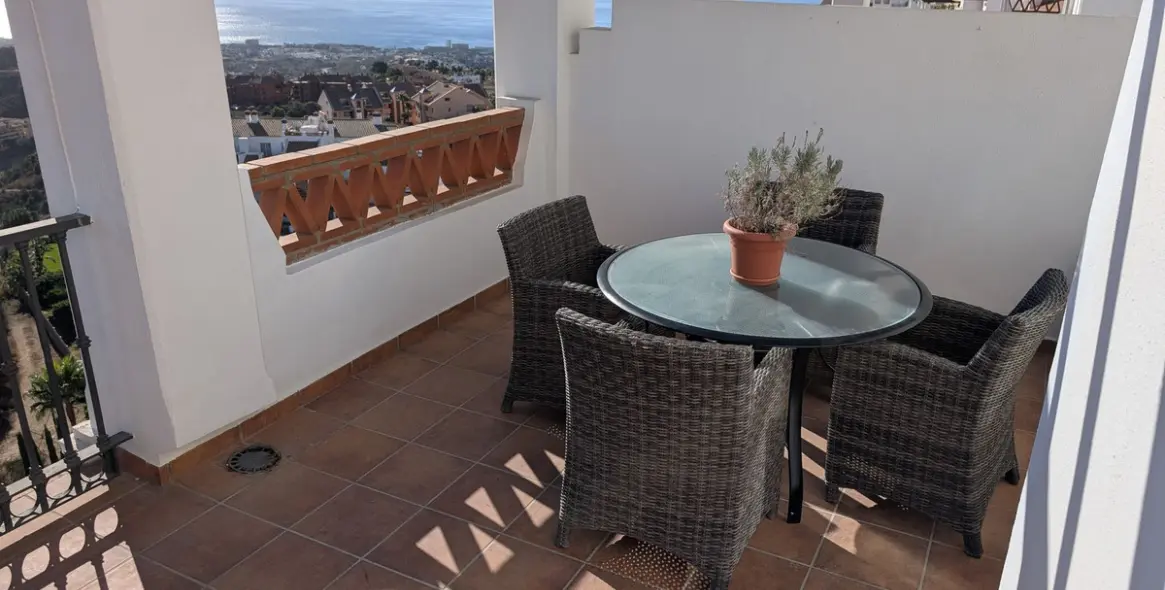 Sale of penthouse in Calahonda 7