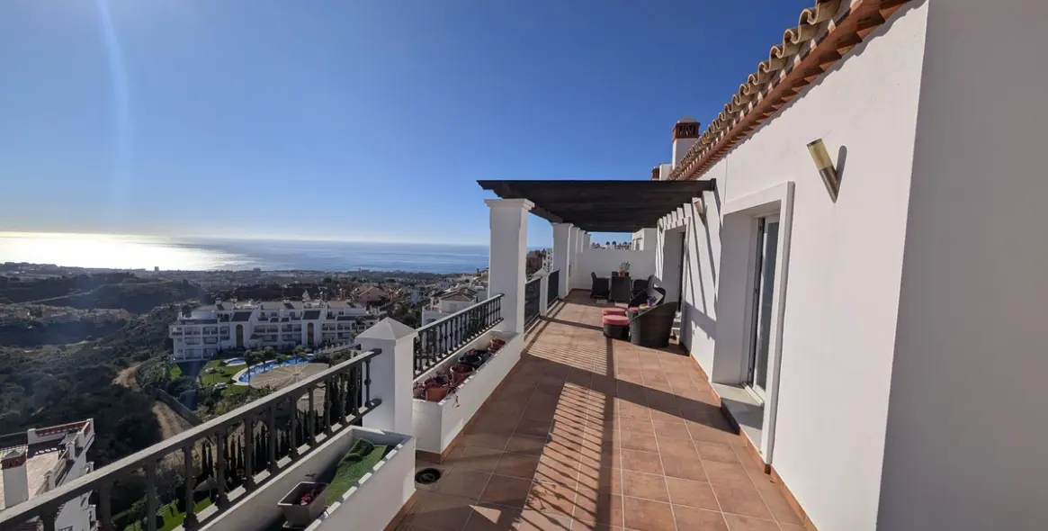 Sale of penthouse in Calahonda 10