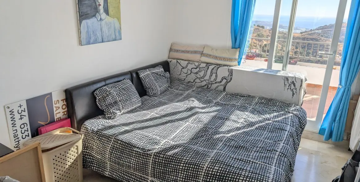 Sale of penthouse in Calahonda 16