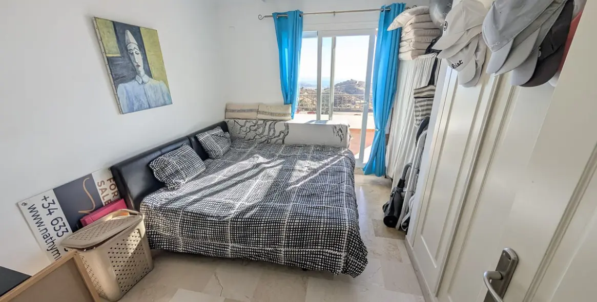 Sale of penthouse in Calahonda 18